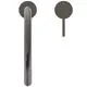 Küchenarmatur von Ideal Standard mit schlanker, runder Auslaufkonstruktion und Bedienelement für Temperaturregelung in magnetischem Grau.
